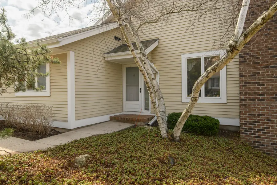 118 Harrogate Dr, Waukesha, WI 53188 - #2