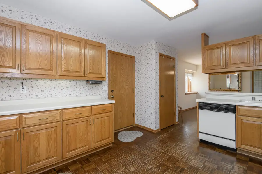 118 Harrogate Dr, Waukesha, WI 53188 - #3