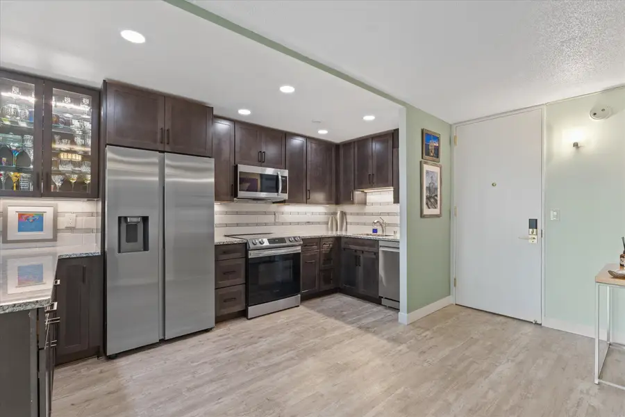 929 N Astor St, Milwaukee, WI 53202 - #3