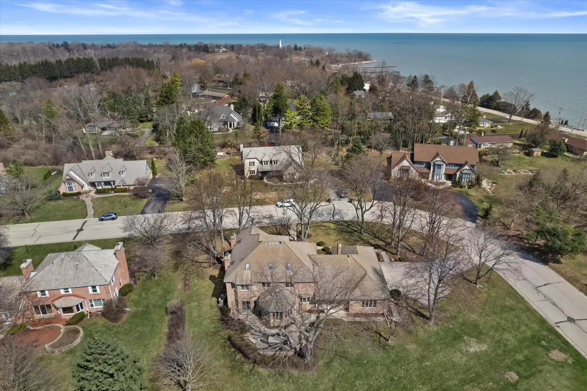 130 Lamplighter Ln, Wind Point, WI 53402 - #1