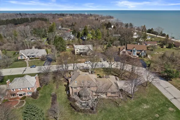 130 Lamplighter Ln, Wind Point, WI 53402