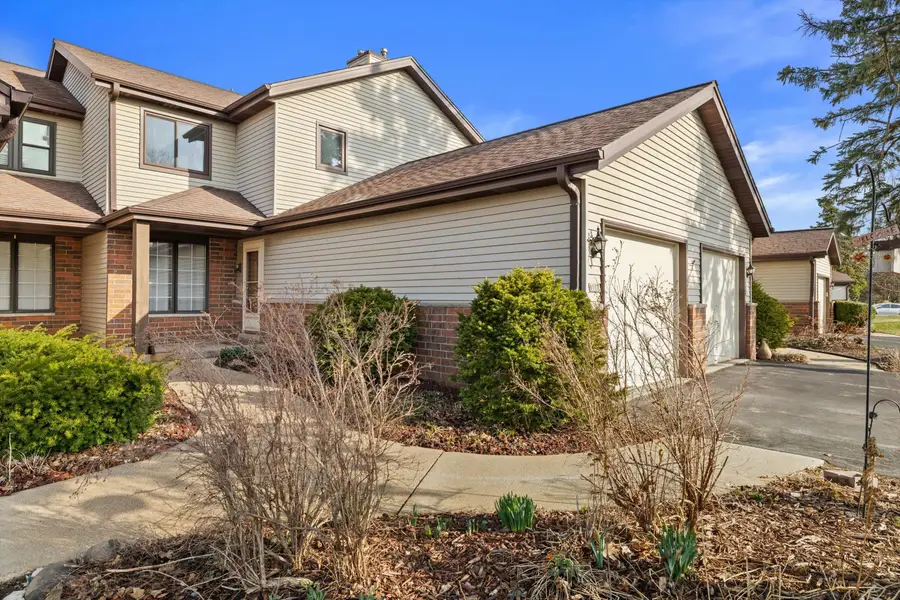 8107 S Legend Dr, Franklin, WI 53132 - #2