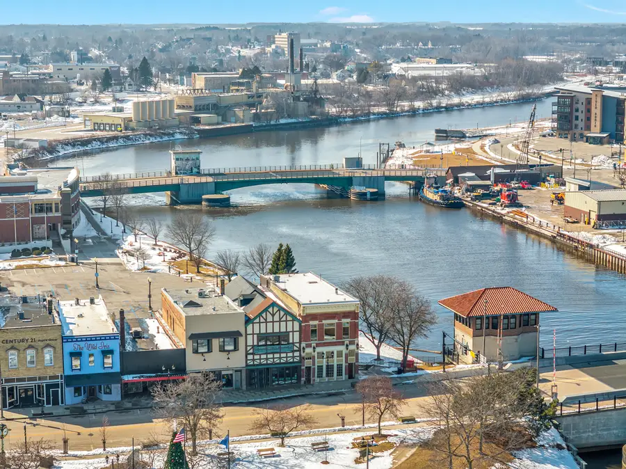 810 S 8th St, Manitowoc, WI 54220 - #2