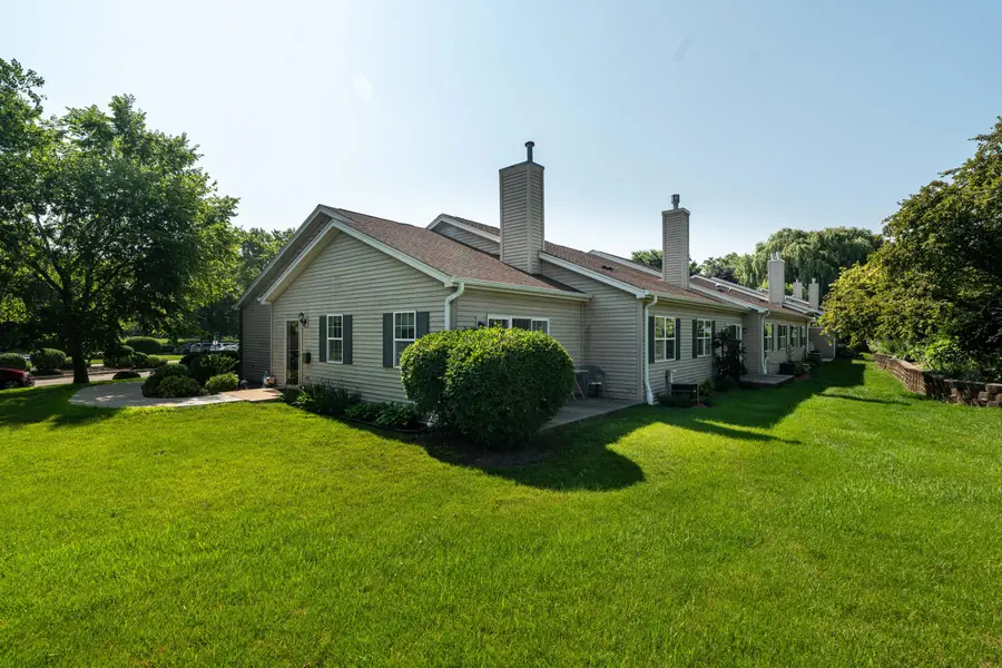 5201 S Tuckaway Blvd, Greenfield, WI 53221 - #2