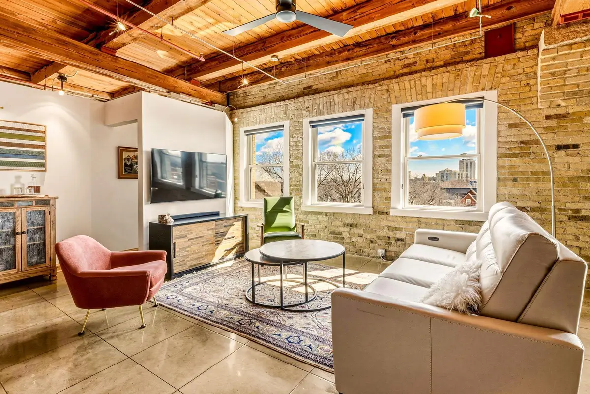 904 E Pearson St, Milwaukee, WI 53202 - #1