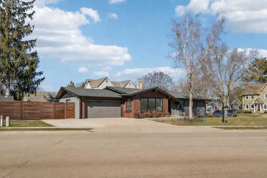 726 W Wisconsin Ave, Oconomowoc, WI 53066 - #2