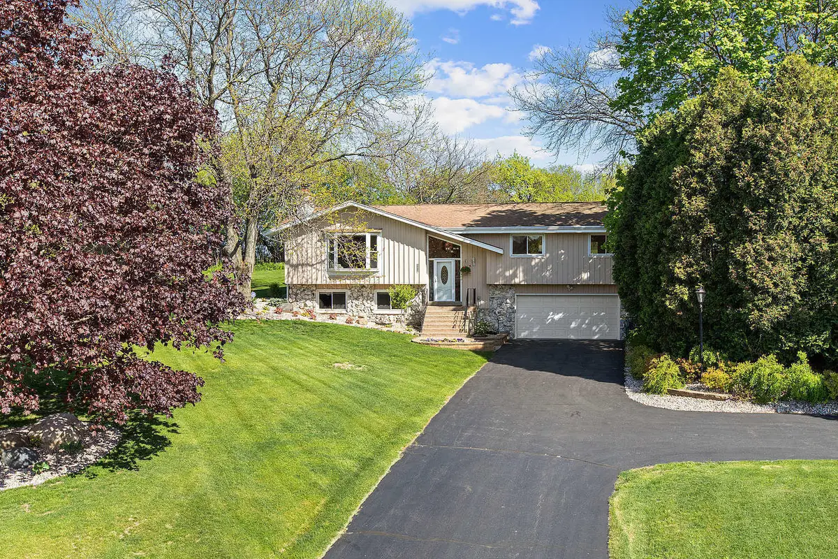 21710 W Ann Louise Ct, New Berlin, WI 53146 - #1