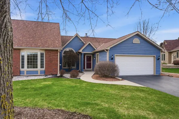 W268N1935 Shooting Star Rd, Pewaukee, WI 53072