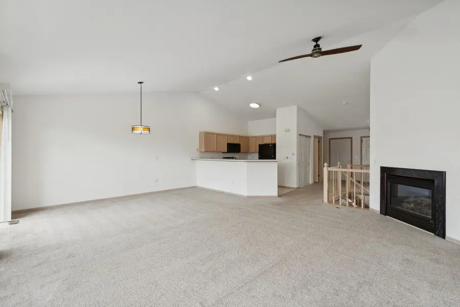 2152 Newbury Ln, Delavan, WI 53115 - #2