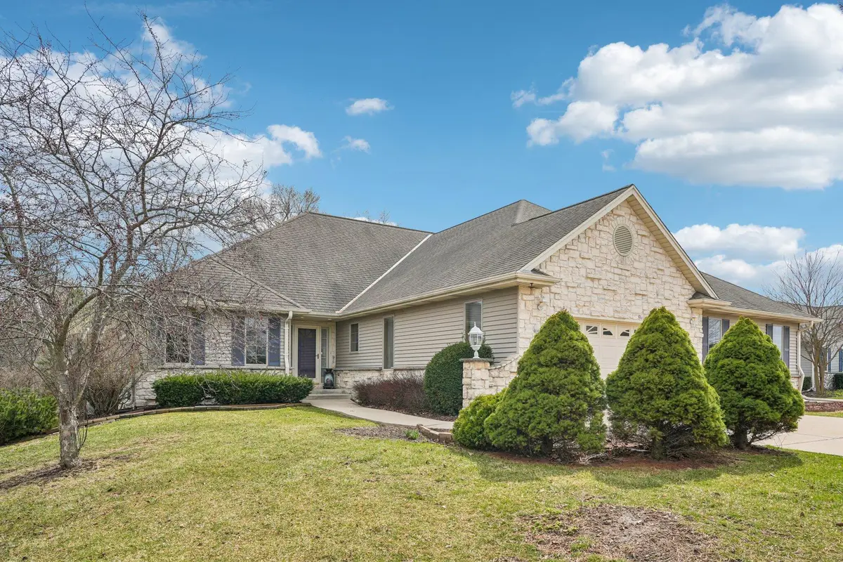 16605 W Sumerland Ct, New Berlin, WI 53151 - #1