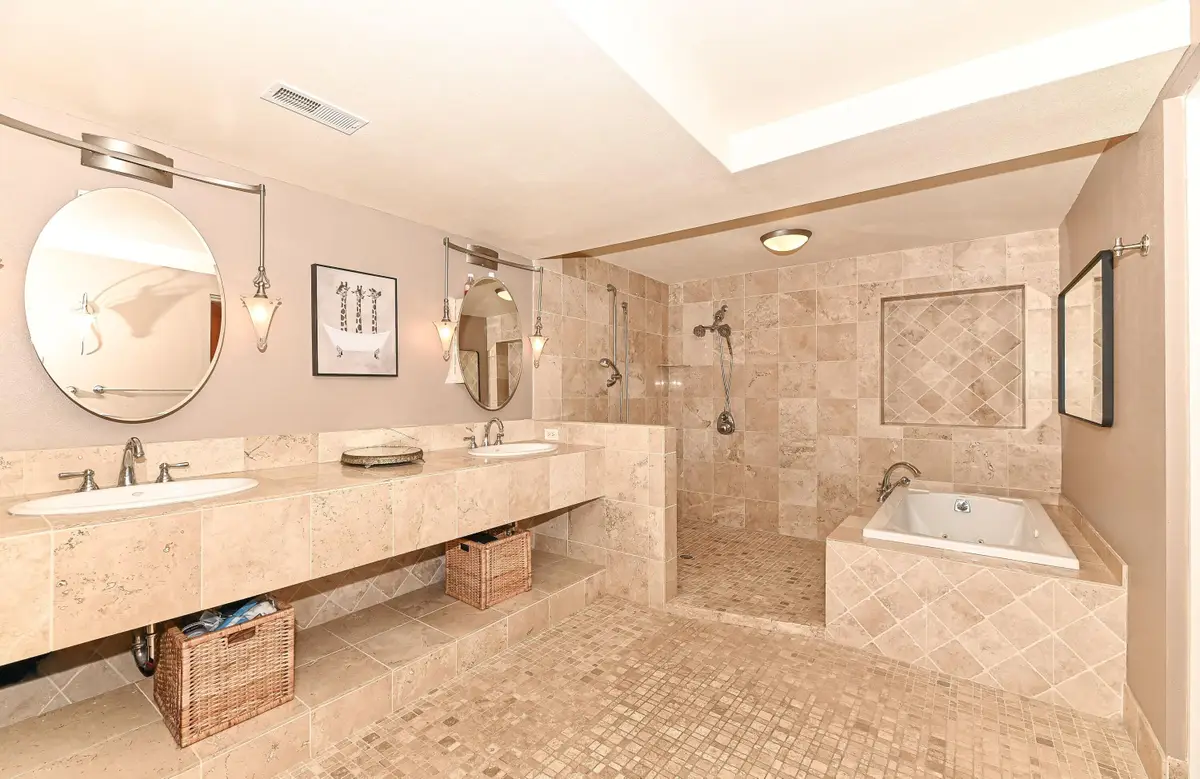 1904 N Farwell Ave, Milwaukee, WI 53202 - #1