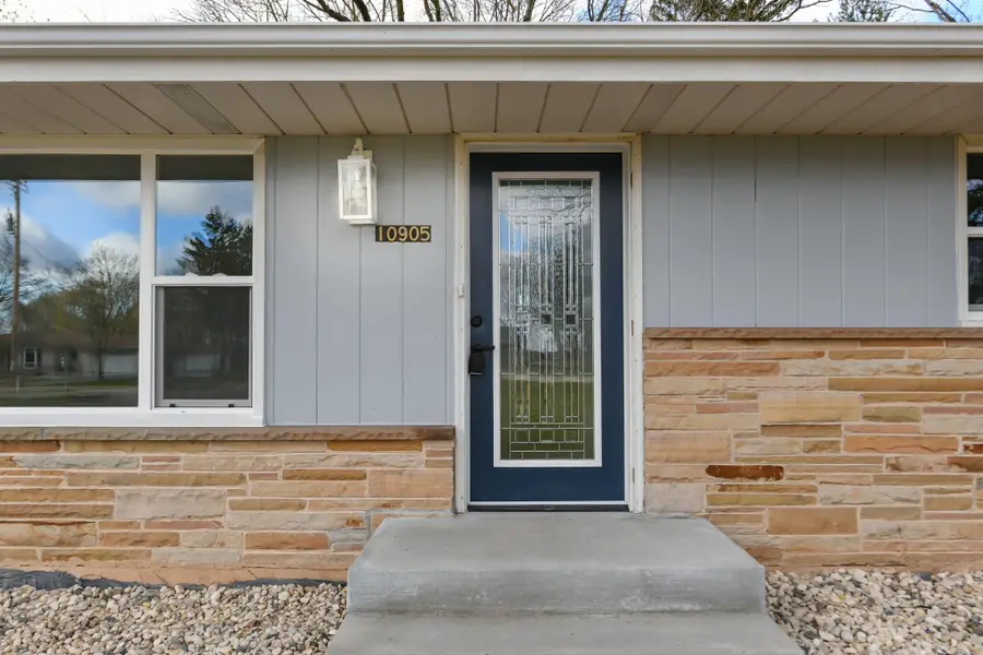 10905 W Oakwood Rd, Franklin, WI 53132 - #3