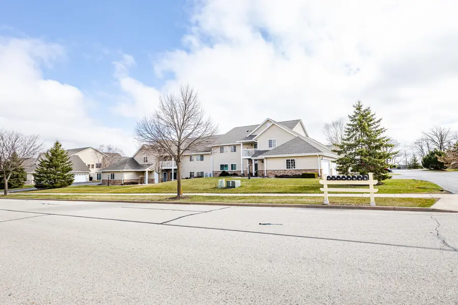 W197N17110 Stonewall Dr, Jackson, WI 53037 - #2