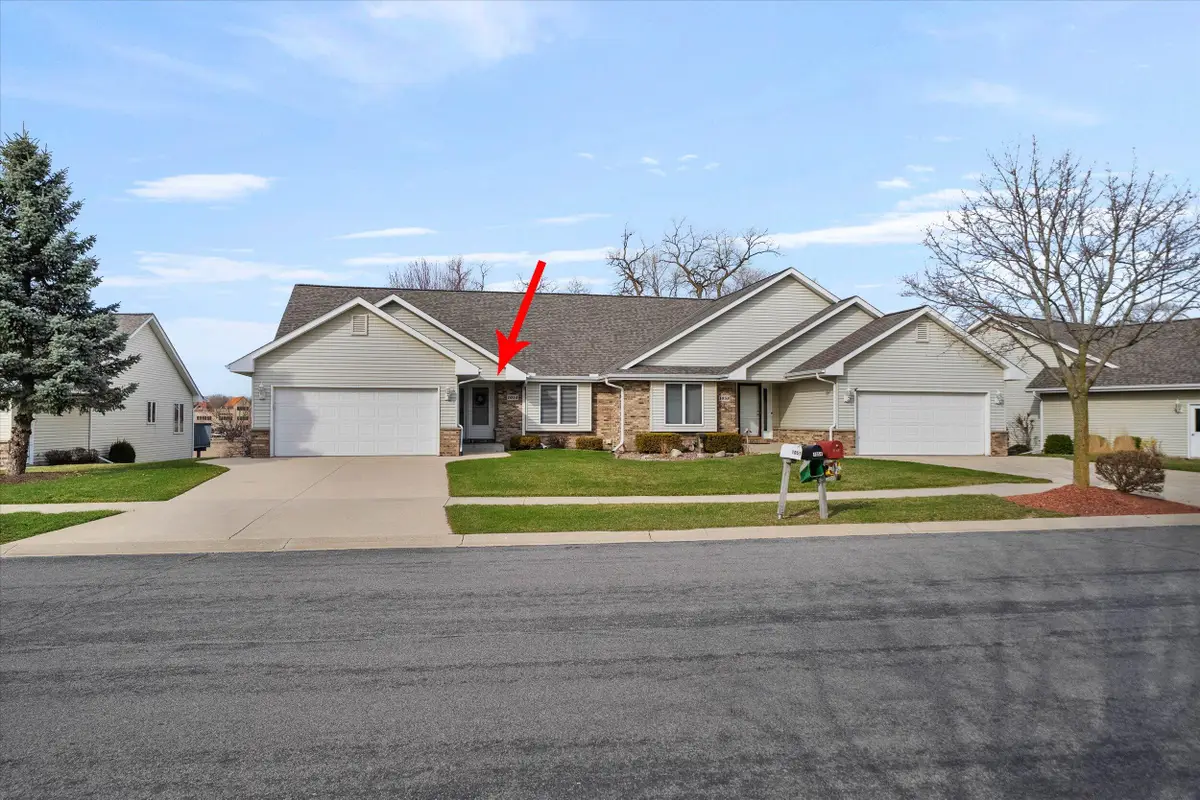 1054 Stillwater Ln, Hartford, WI 53027 - #1