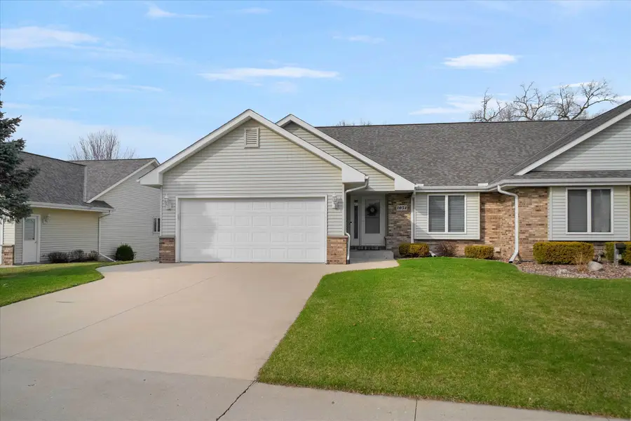 1054 Stillwater Ln, Hartford, WI 53027 - #2