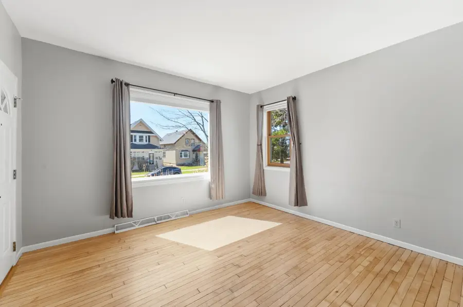 3864 E Cudahy Ave, Cudahy, WI 53110 - #3