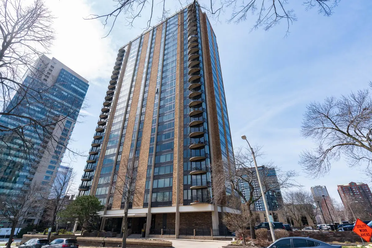 929 N Astor St, Milwaukee, WI 53202 - #1