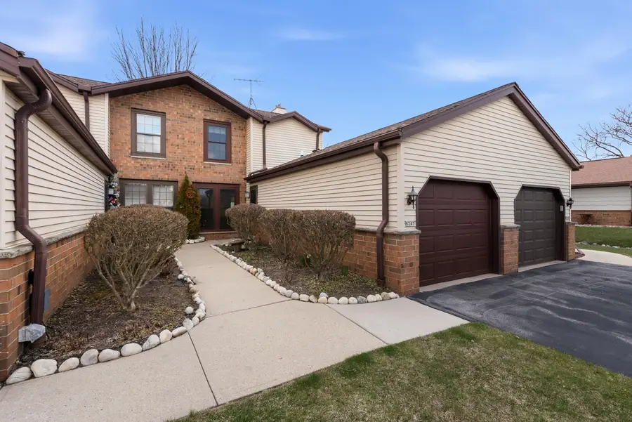 8247 S Legend Dr, Franklin, WI 53132 - #2