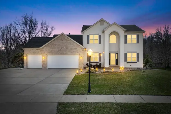 511 Acacia Dr, Saukville, WI 53024