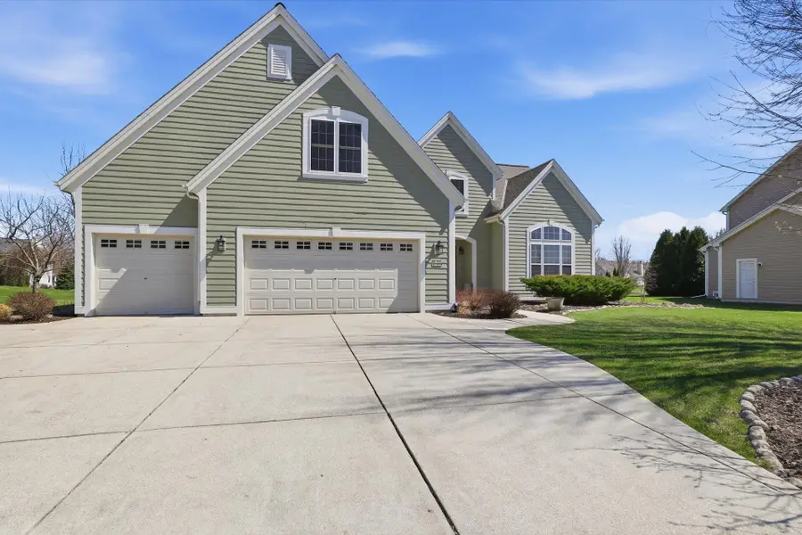 W348N5818 Snapdragon Ct, Oconomowoc, WI 53066 - #2