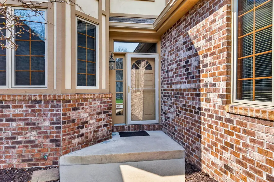 8623 S Country Club Dr, Franklin, WI 53132 - #2