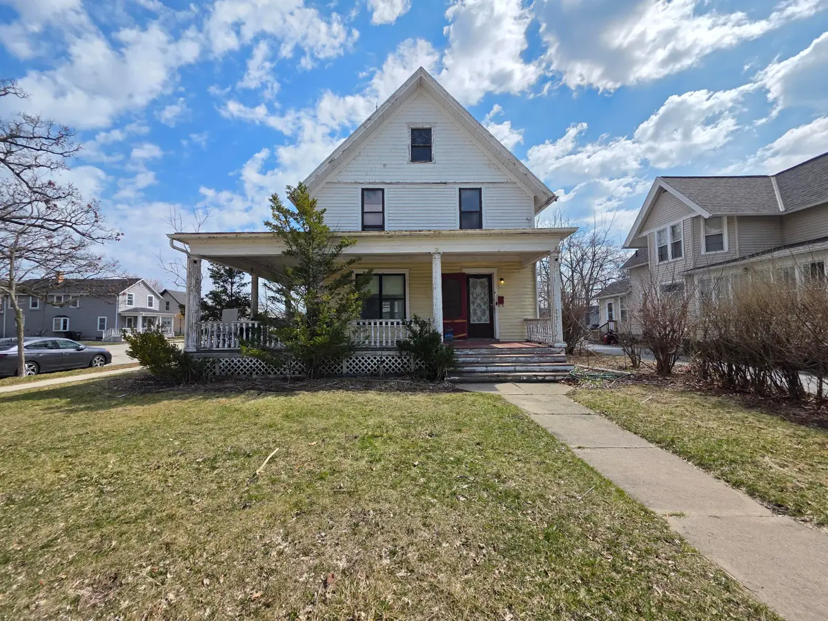 127 N Walnut St, Oconomowoc, WI 53066 - #1