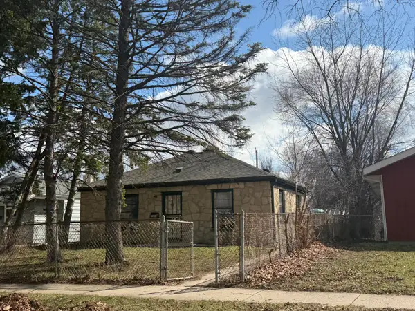 5858 N 80th St, Milwaukee, WI 53218