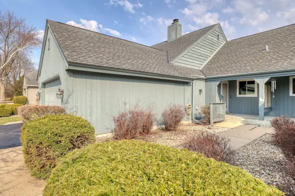 2324 W Cumberland Ct, Mequon, WI 53092