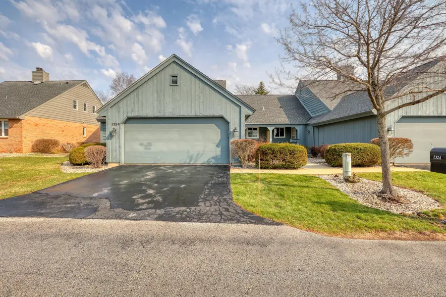 2324 W Cumberland Ct, Mequon, WI 53092 - #2