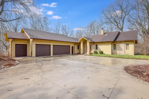 2128 Hunters Ridge Ct, Manitowoc, WI 54220