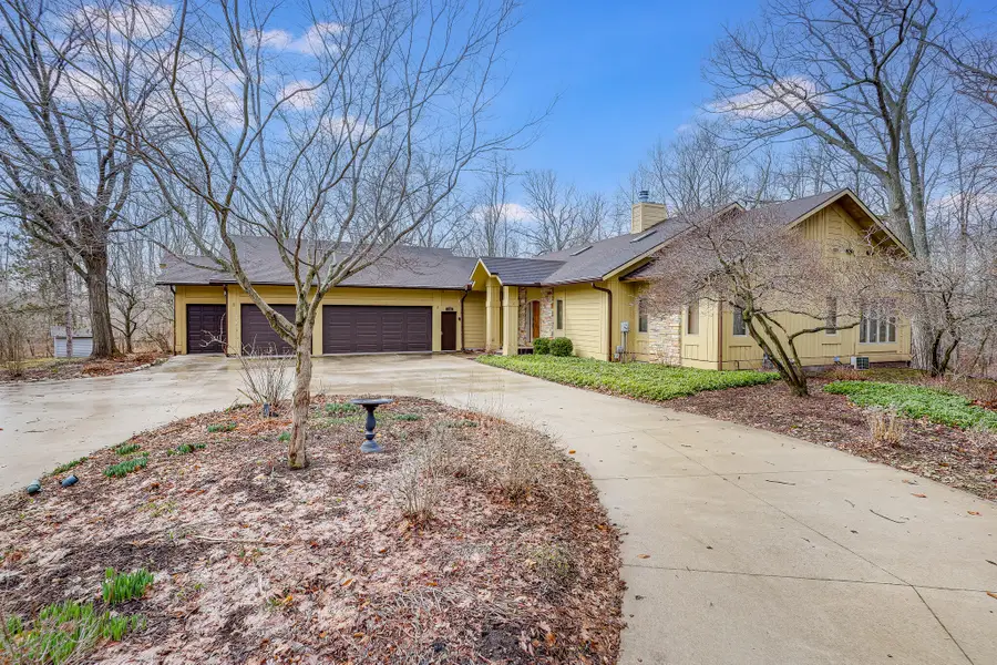 2128 Hunters Ridge Ct, Manitowoc, WI 54220 - #2