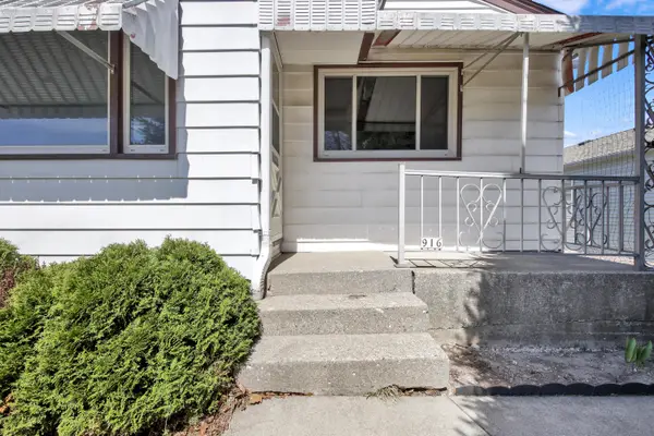 916 W Eden Pl, Milwaukee, WI 53221