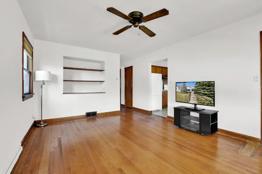 916 W Eden Pl, Milwaukee, WI 53221 - #2