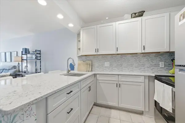 929 N Astor St, Milwaukee, WI 53202