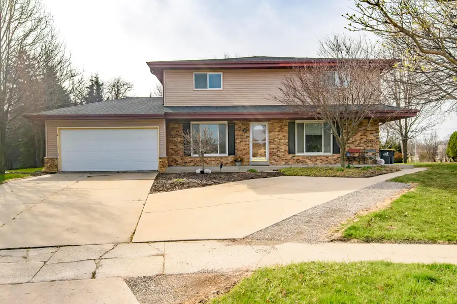 1600 Stardust Dr, Waukesha, WI 53186 - #2