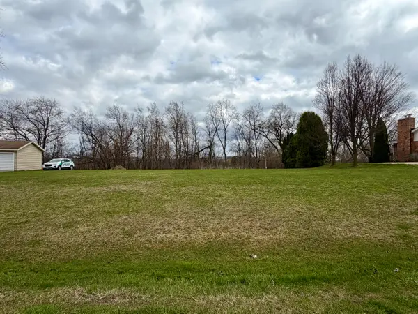 18515 W Hillcrest Dr, New Berlin, WI 53146