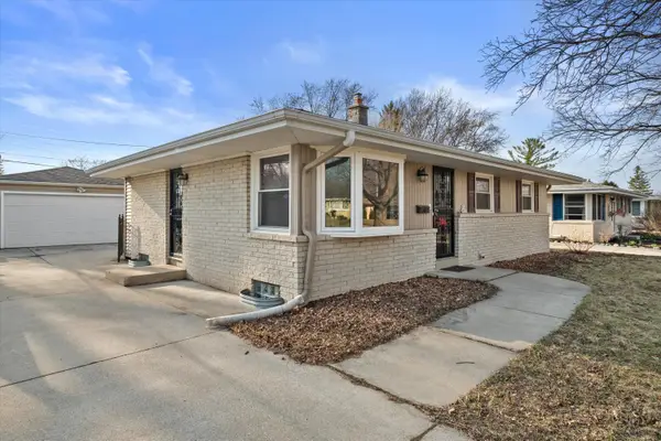 W148N8435 Albert Pl, Menomonee Falls, WI 53051