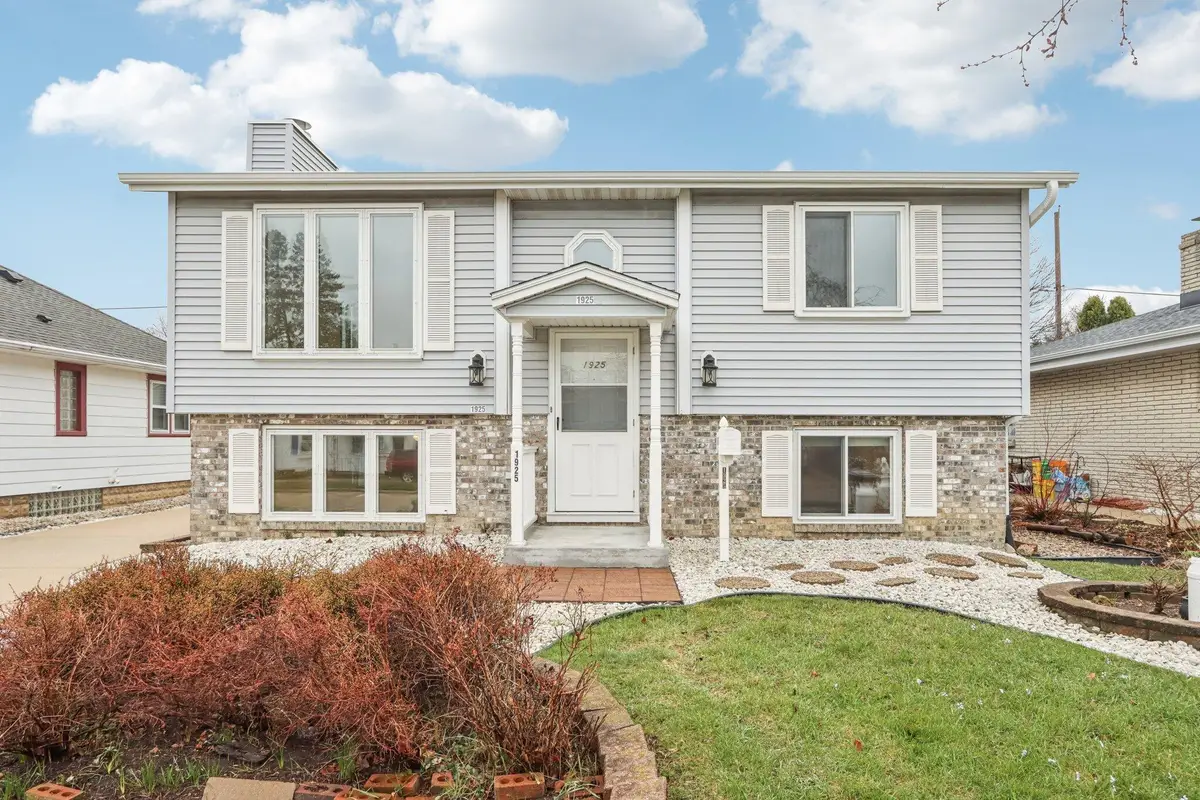 1925 E Van Beck Ave, Saint Francis, WI 53235 - #1