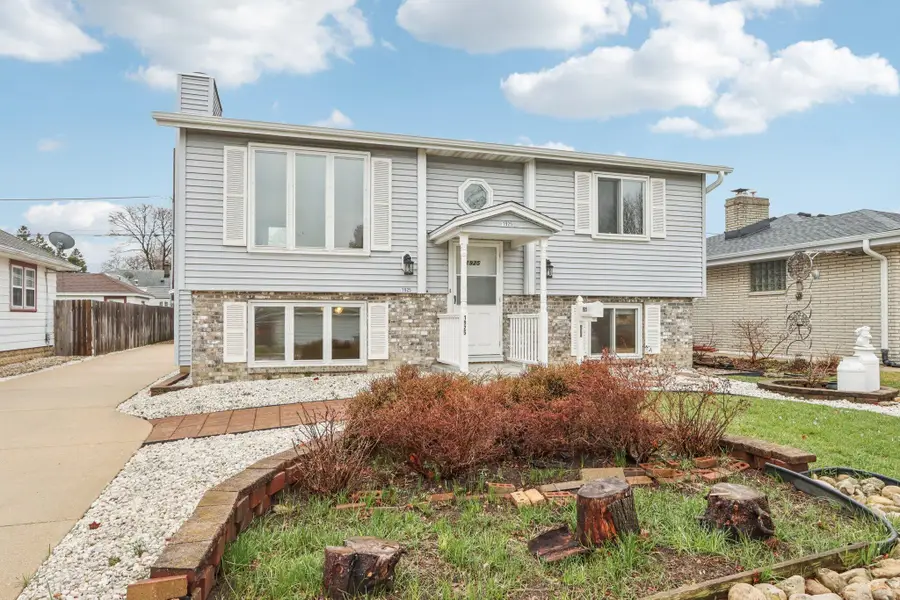 1925 E Van Beck Ave, Saint Francis, WI 53235 - #2