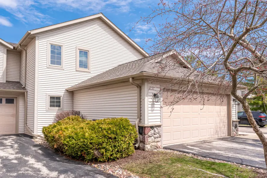 2255 Circle Ridge Rd, Delafield, WI 53018 - #2