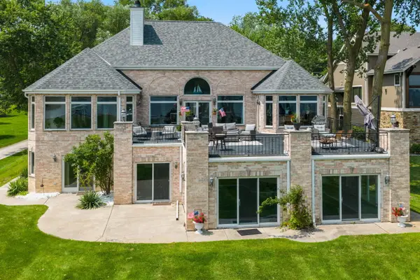 W304N2470 Maple Ave, Delafield, WI 53072