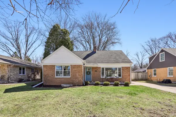 8112 N Santa Monica Blvd, Fox Point, WI 53217