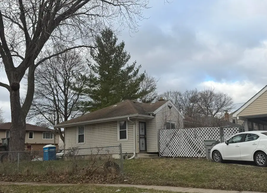 6204 W Thurston Ave, Milwaukee, WI 53218 - #3