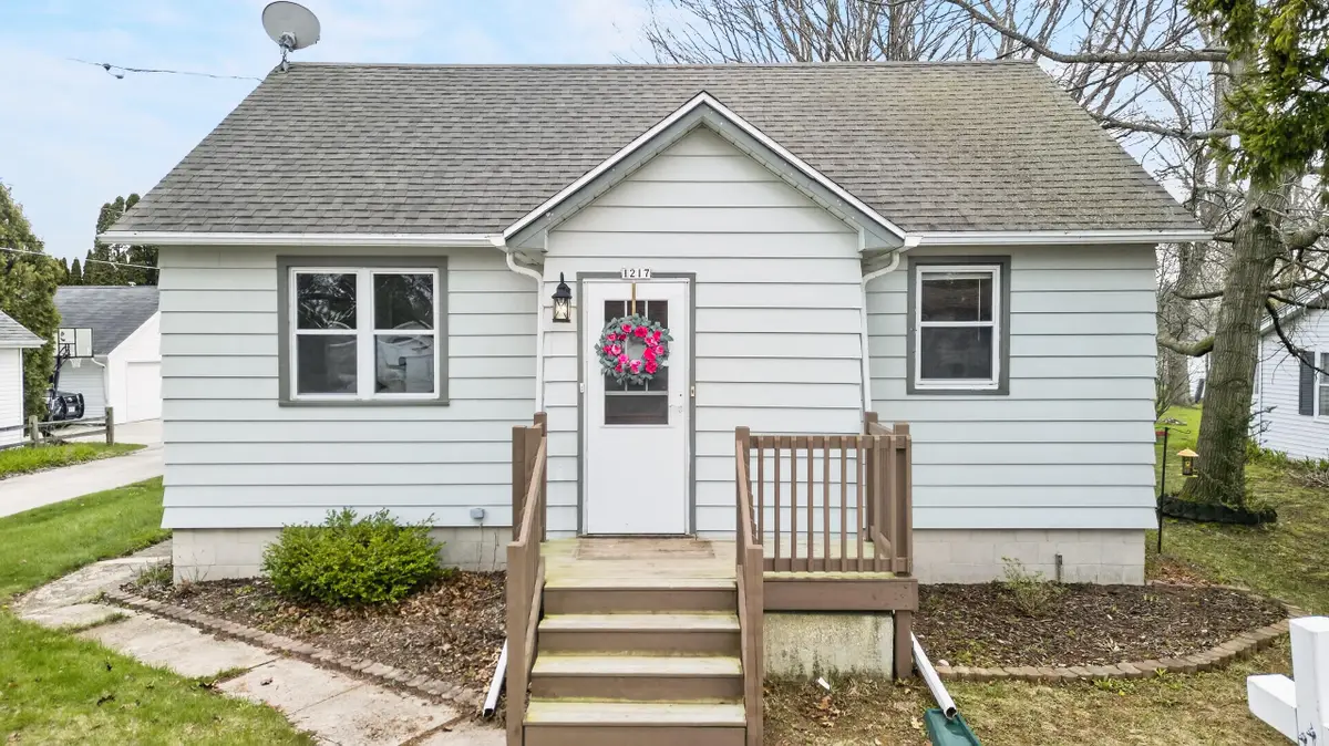 1217 Macarthur Ave, Sheboygan, WI 53083 - #1