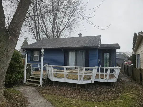 956 Circle Dr, Manitowoc, WI 54220
