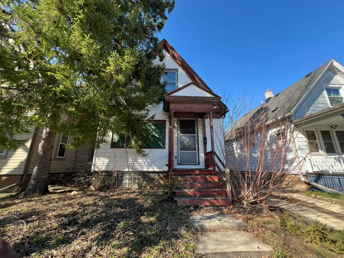 3730 W Hilda Pl, Milwaukee, WI 53215 - #1