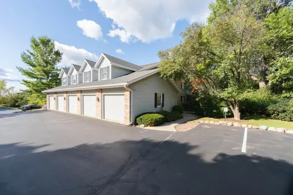 2357 Quail Hollow Ct, Delafield, WI 53018