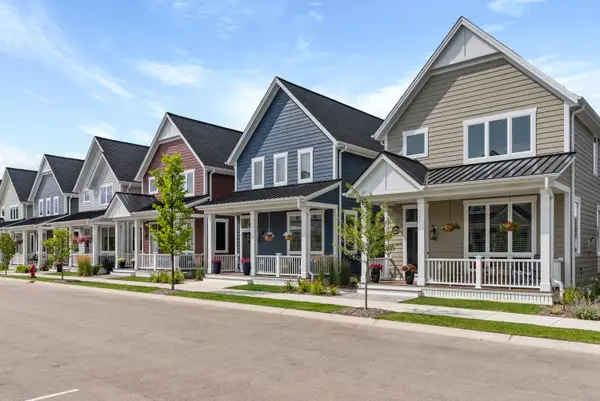 6250 W Fox Crossing Dr, Mequon, WI 53092