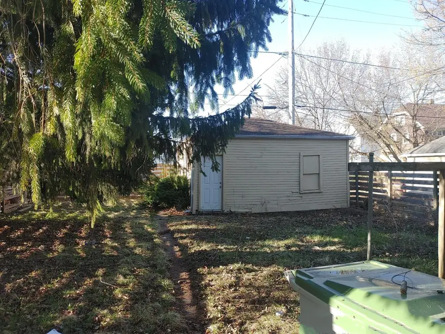 1969 W Melvina St, Milwaukee, WI 53206 - #3