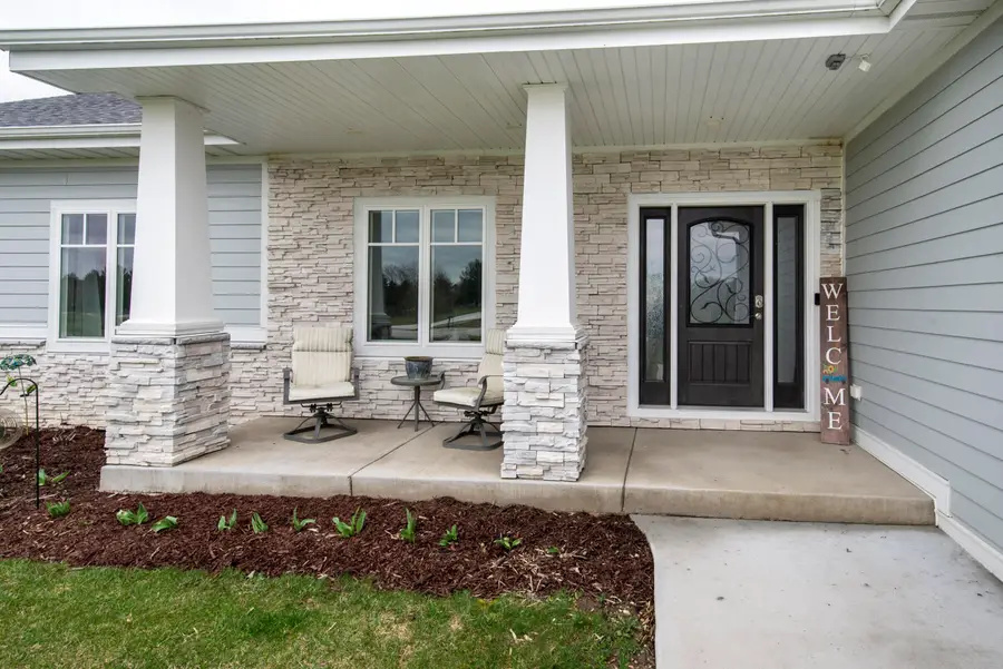 638 Red Oak Dr, Summit, WI 53066 - #2